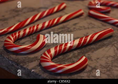 Des cannes de bonbon à la main dans un magasin de bonbons. Parc d'état historique de Columbia, Columbia, du comté de Tuolumne, Californie, États-Unis. Banque D'Images