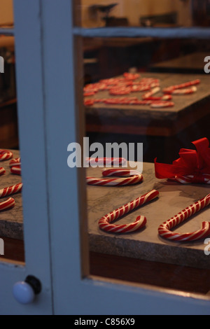 Des cannes de bonbon à la main dans un magasin de bonbons. Parc d'état historique de Columbia, Columbia, du comté de Tuolumne, Californie, États-Unis. Banque D'Images