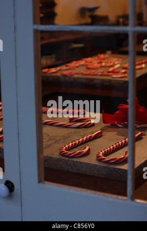 Des cannes de bonbon à la main dans un magasin de bonbons. Parc d'état historique de Columbia, Columbia, du comté de Tuolumne, Californie, États-Unis. Banque D'Images