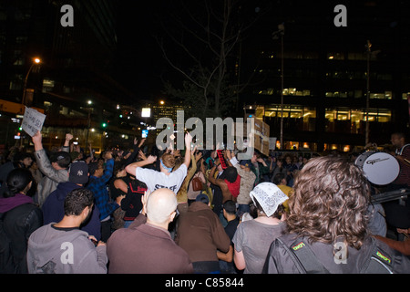 Batteurs sur les marches de Zuccotti Park à New York jouer comme les manifestants de Occupy Wall Street dance aux rythmes Banque D'Images