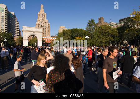 Des milliers de personnes à New York Washington Square Park, au cours de l'Occupy Wall Street à partir de mars Zuccotti Park. Banque D'Images