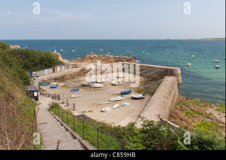 Port racine plus petit port de France. Il tient son nom d'un capitaine de navire qui sous Napoléon I a installé sa base ici. Banque D'Images