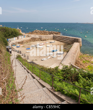 Port racine plus petit port de France. Il tient son nom d'un capitaine de navire qui sous Napoléon I a installé sa base ici. Banque D'Images