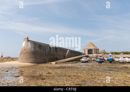 Petit port Goury, hameau de la Roche, boat station majeure de la vie Le Cap de la Hague, le sauvetage en mer à partir de rage actuelle Raz Blanchard Banque D'Images