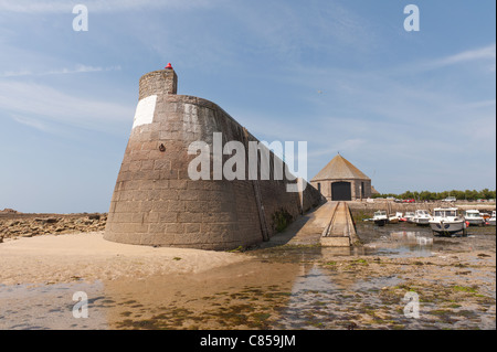 Petit port Goury, hameau de la Roche, boat station majeure de la vie Le Cap de la Hague, le sauvetage en mer à partir de rage actuelle Raz Blanchard Banque D'Images