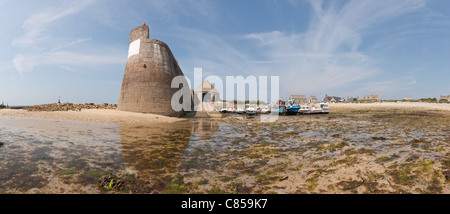 Petit port Goury, hameau de la Roche, boat station majeure de la vie Le Cap de la Hague, le sauvetage en mer à partir de rage actuelle Raz Blanchard Banque D'Images