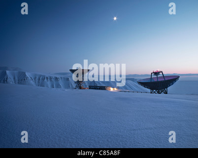 Antennes paraboliques dans paysage de neige Banque D'Images