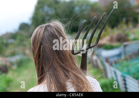 Les jeunes femmes qui travaillent en milieu urbain jardinier jardin allotissement Banque D'Images