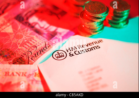 HM Revenue and Customs, lettre de demande finale avec sterling pound coins et notes de 20 livres Banque D'Images