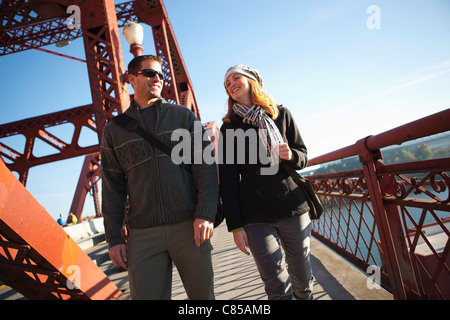 Couple sur pont, Portland, comté de Multnomah, Oregon, USA Banque D'Images