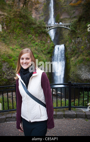 Multnomah Falls, femme, comté de Multnomah, Columbia River Gorge, Oregon, USA Banque D'Images