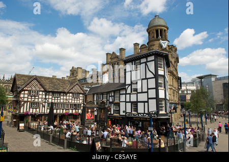 Le centre-ville de Manchester, Exchange Square, OLD WELLINGTON pub et bar à huîtres SINCLAIRS Banque D'Images