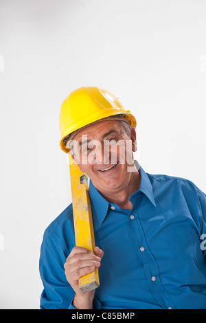 Man Holding Niveau de charpentier Banque D'Images