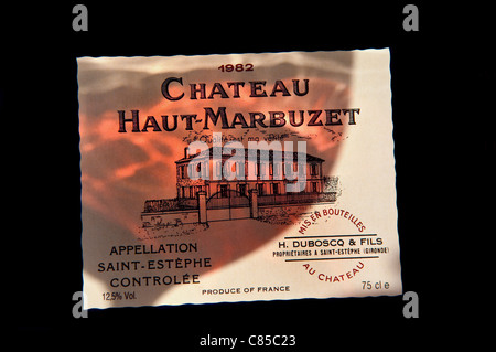 Ombre d'un verre de vin rouge tourbillonnant sur le 1982 Château Haut-Marbuzet label Saint-Estèphe appellation Haut-Médoc Bordeaux France Banque D'Images