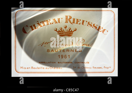 Château Rieussec 1961 ombre d'un verre de dégustation de vin qui tombe sur le label du concept de vin blanc du Grand cru Semillon français Château Rieussec Sauternes Banque D'Images