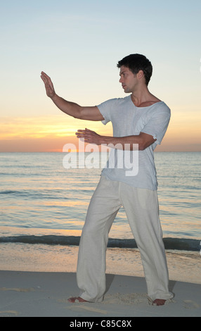 Man Practicing Tai Chi, Reef Playacar Resort and Spa Hotel, Playa del Carmen, Quintana Roo, Yucatan, Mexique Banque D'Images