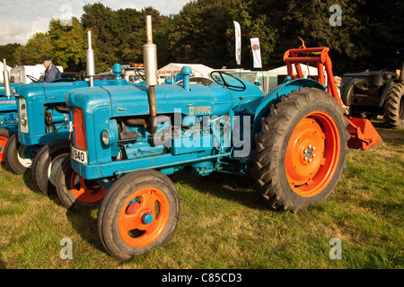 Vieux tracteurs à l'Alresford show 2011, Hampshire en Angleterre. Banque D'Images