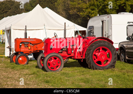 Vieux tracteurs à l'Alresford show 2011, Hampshire en Angleterre. Banque D'Images