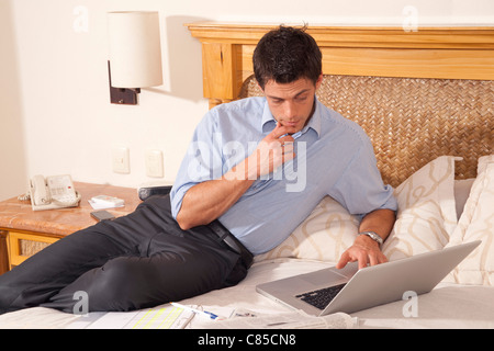 Man using Laptop in Hotel Room, Reef Playacar Resort and Spa, Playa del Carmen, Mexique Banque D'Images