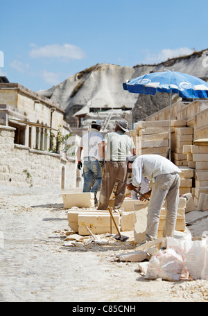 Goreme Kapadokya Turquie Juin 2011 constructeurs turc sous le parasol la mi journée ensoleillée, ciel bleu nuages portrait copy space Banque D'Images