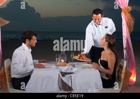 Couple Coin sur plage, Reef Playacar Resort and Spa, Playa del Carmen, Mexique Banque D'Images