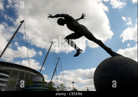 Colin Spofforth, le bronze sculpture 'l'extérieur runner" - ville de Manchester Stadium, stade Etihad Banque D'Images