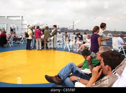 Les passagers sur le sundeck du ferry Stena Line Banque D'Images