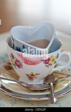 Messy tasses de thé dans l'autre, l'un d'entre eux maculé de rouge à lèvres en forme de coeur l'autre Banque D'Images