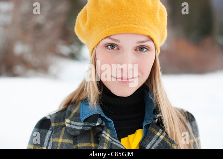 Femme en portant des bérets jaunes, Frisco, Comté de Summit, Colorado, États-Unis Banque D'Images