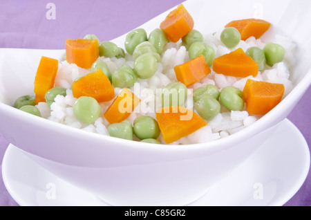 Risotto de riz aux pois et carottes bio Banque D'Images