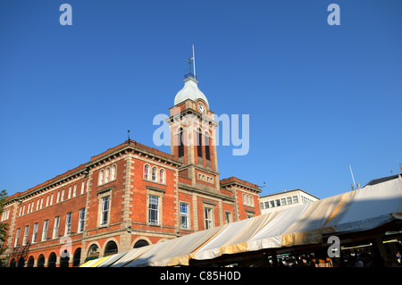 Hôtel de Ville de Chesterfield et étals du marché Derbyshire en Angleterre. Banque D'Images