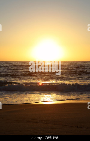 Coucher de soleil sur l'océan Atlantique à Figueira da Foz en Extrémadure, Portugal. Banque D'Images