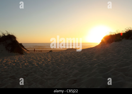 Le soleil se couche sur l'océan Atlantique à Figueira da Foz en Extrémadure, Portugal. Banque D'Images