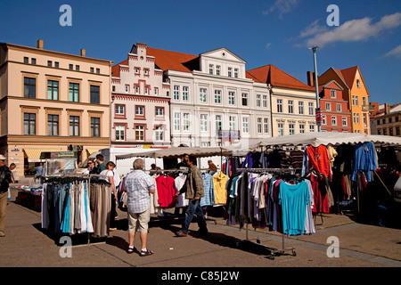 Les textiles et vêtements à nouveau place du marché, ville hanséatique de Stralsund, Mecklenburg-Vorpommern, Allemagne Banque D'Images