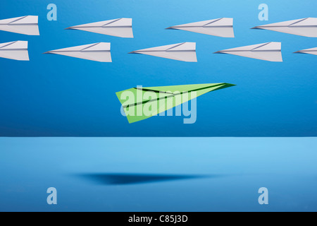 Avions en papier contre fond bleu Banque D'Images