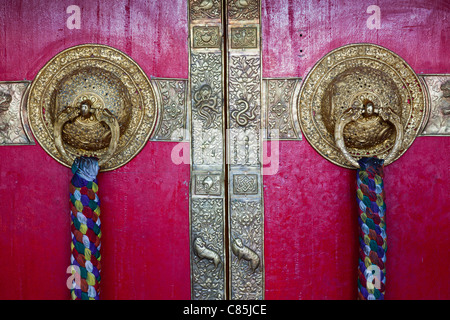 Poignées de porte sur les portes du monastère de Ki. La vallée de Spiti, Himachal Pradesh, Inde Banque D'Images