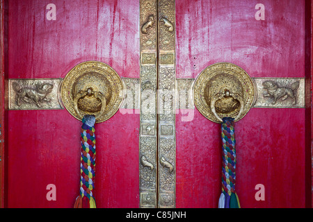 Poignées de porte sur les portes du monastère de Ki. La vallée de Spiti, Himachal Pradesh, Inde Banque D'Images