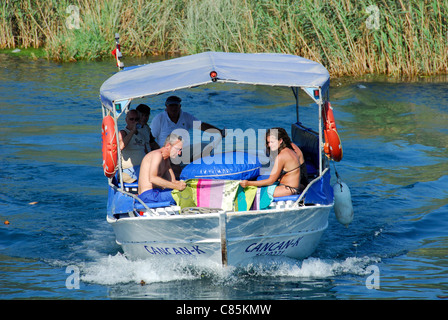 AKYAKA, Turquie. Un bateau de plaisance en tenant les vacanciers le long de la rivière Azmak dans la zone de conservation de Gokova. 2011. Banque D'Images