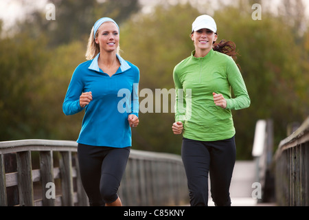 Deux femmes Le jogging par Park Banque D'Images