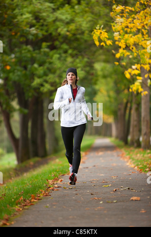 Woman Jogging par Park, Seattle, Washington, USA Banque D'Images