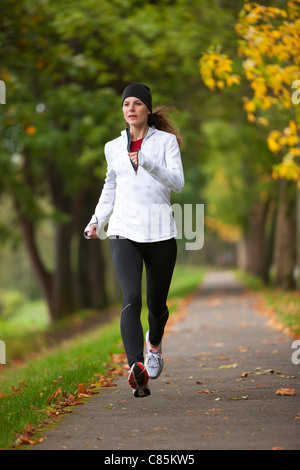 Woman Jogging par Park, Seattle, Washington, USA Banque D'Images