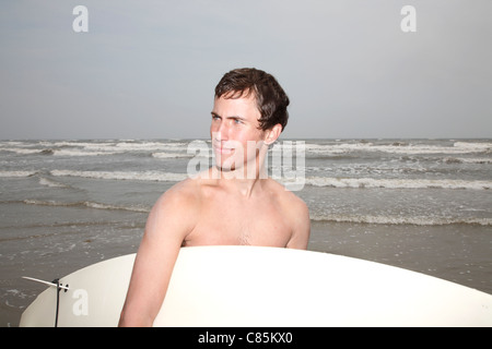 Man Holding Surfboard, Galveston, Galveston Island, Comté de Galveston, Texas, États-Unis Banque D'Images