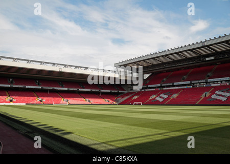 Vue générale d'Anfield (2011), vues vers Anfield Road (à gauche) et stands Centenary au stade du club de football de Liverpool. Août 2011 Banque D'Images