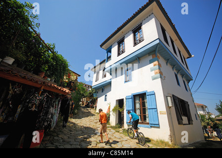 SIRINCE, Turquie. Vue d'une maison et de rue en pente dans le rustique village sur une colline près de Selçuk. 2011. Banque D'Images