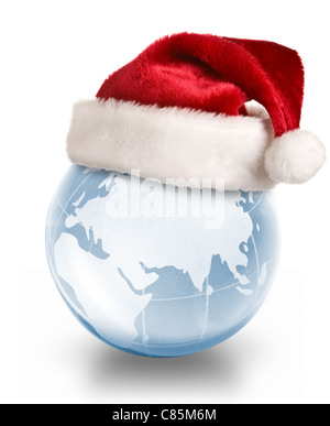 Planète Noël concept - Santa hat le globe de verre cristal isolé sur fond blanc Banque D'Images