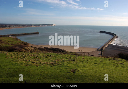 Vue sur le port de Newhaven à partir de la colline du Château de l'Ouest et l'entrée de la plage montrant . La colline du Château Groupe ont transformé l'endroit en une réserve naturelle Banque D'Images