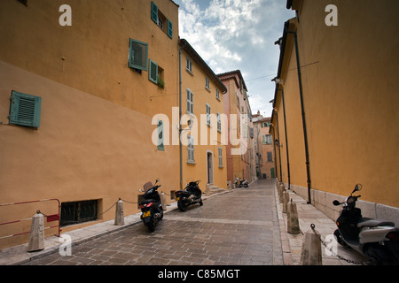 Saint Tropez : Vieille Ville : maisons pastel Banque D'Images