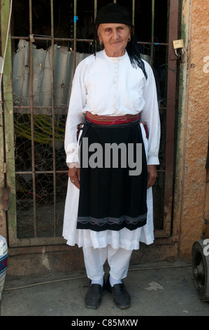 Marché du dimanche village Milot . Vieille Femme en costume traditionnel - robe blanche et un pantalon, tablier noir Banque D'Images