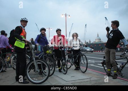 LibDem Brian Paddick, candidat à la mairie de Londres et les membres de l'Assemblée Caroline Pidgeon, Val Shawcross (Président de la commission des transports) et Jenny Jones lors d'une randonnée à vélo de protester contre la TfL pour remodeler les flux de trafic à l'extérieur de Blackfriars Station, London, UK, 12/10/11 Banque D'Images