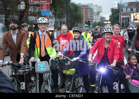 LibDem Brian Paddick, candidat à la mairie de Londres et les membres de l'Assemblée Caroline Pidgeon et Val Shawcross (Président de la commission des transports) à vélo protester contre la TfL pour remodeler les flux de trafic à l'extérieur de Blackfriars Station, London, UK, 12/10/11 Banque D'Images